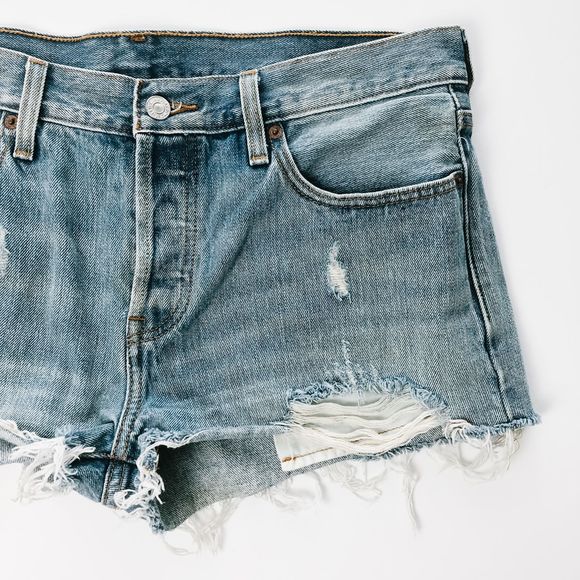 LEVI Medium Wash Distressed Denim Shorts 31 - Picture 1 of 7